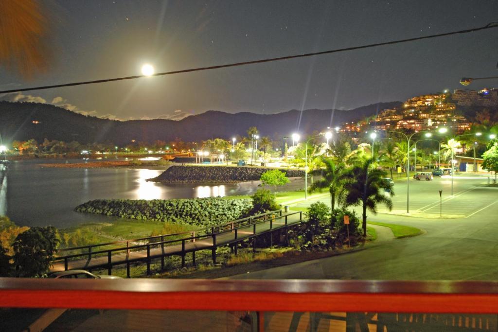 Airlie Waterfront Bed & Breakfast Эйрли-Бич Экстерьер фото