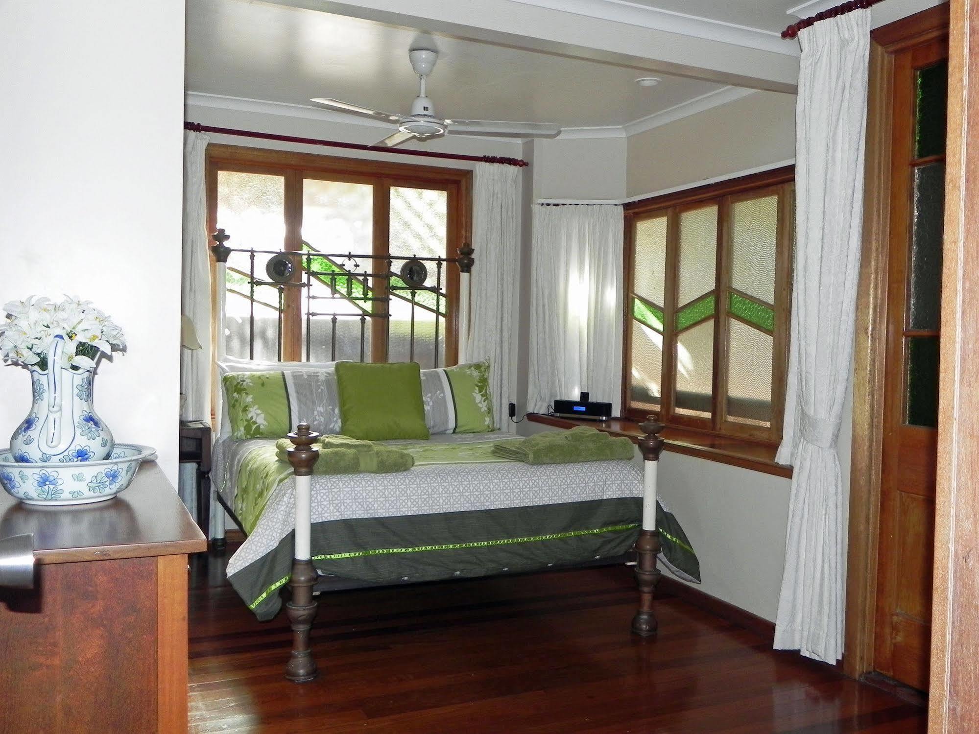 Airlie Waterfront Bed & Breakfast Эйрли-Бич Экстерьер фото